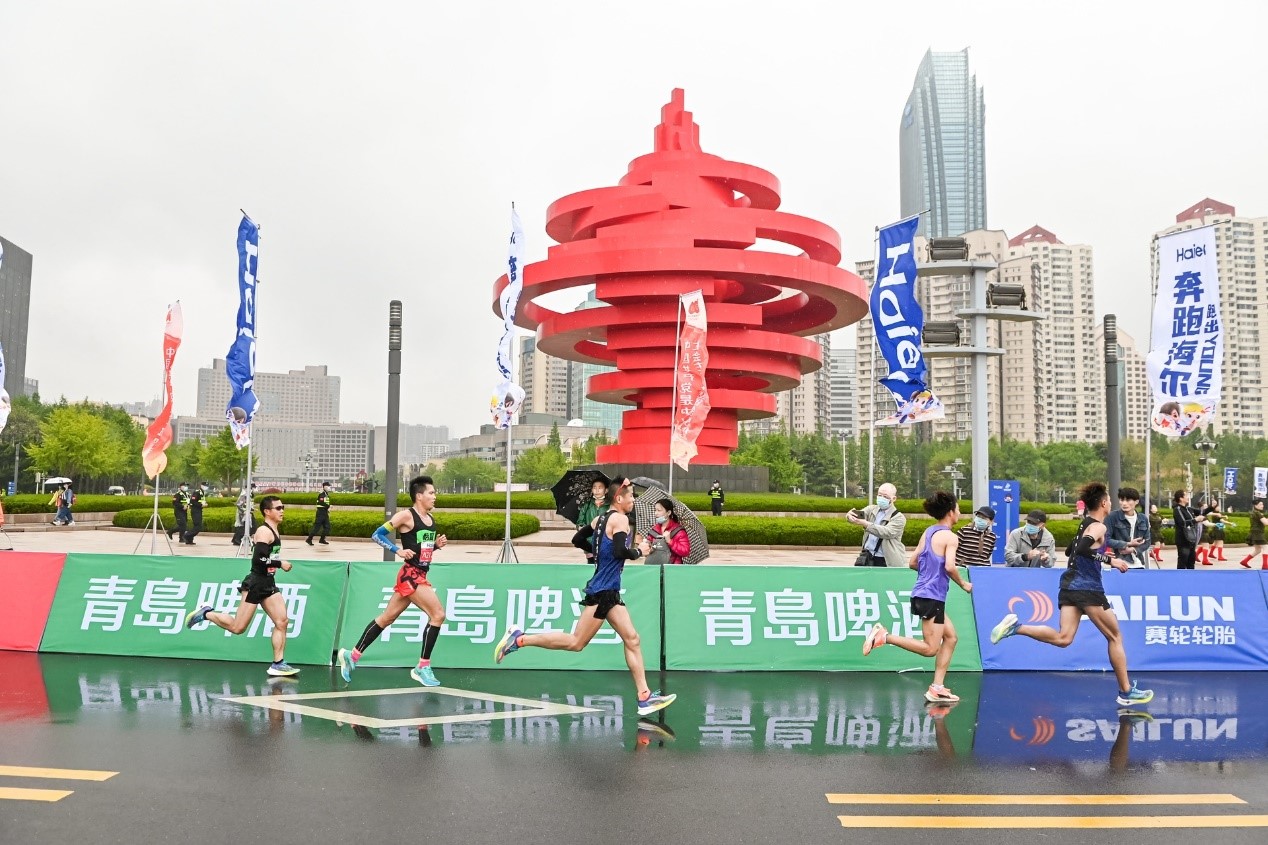 2021青岛马拉松开启 青岛啤酒"饮"人瞩目